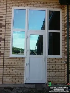 Витраж с дверью в частный дом на ростовском шоссе