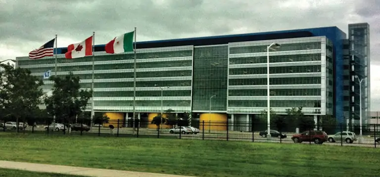 Стеклянные фасады технического центра General Motors в Детройте
