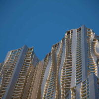 Небоскреб, 76-этажный Нью-Йорк с волнистой облицовкой из нержавеющей стали.