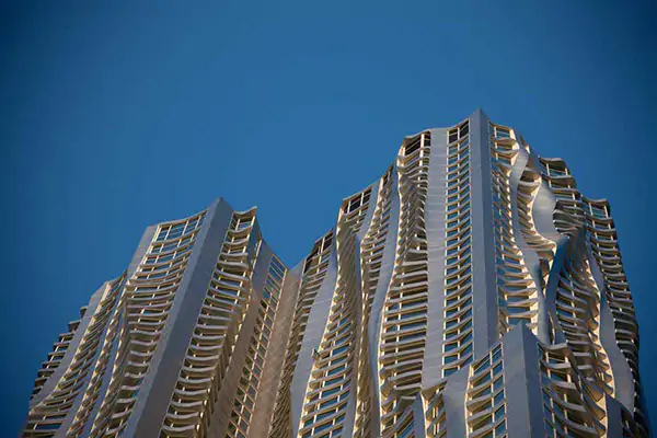 Небоскреб, 76-этажный Нью-Йорк с волнистой облицовкой из нержавеющей стали.