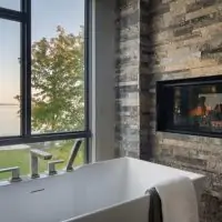 Окна в ванной, которые обеспечивают уединение и улучшают дизайн вашего дома
