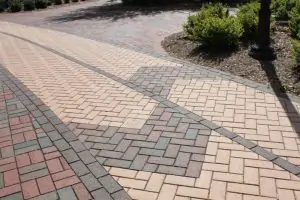 Повышение эстетики территории с помощью облицовочного кирпича и тротуарной плитки