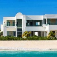 Идеальный выбор окон для дома на побережье: надежность и эстетика в каждом элементе