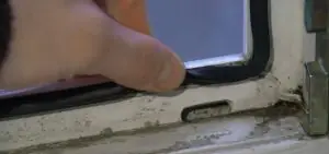 Как бороться со поврежденным оконным уплотнителем
