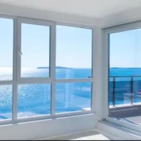 Пластиковые окна для прибрежных домовладений: гид по выбору