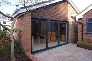 Выбор между двойными дверями из алюминия или ПВХ