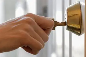 Должны ли вы менять замки при переезде?