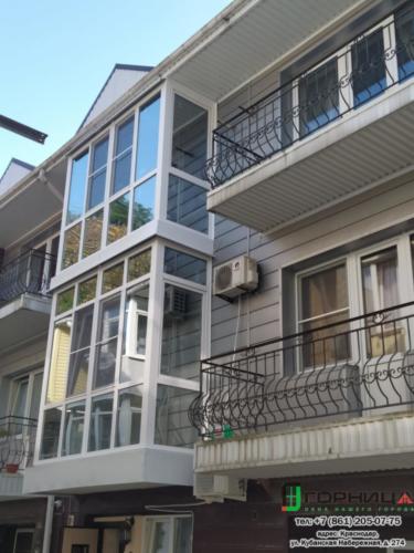 Небуг. Остекление балконов в таунхаусе. Профиль Elex70 стеклопакет solar silver.  Спил перил, решение по облагораживанию нижней плиты